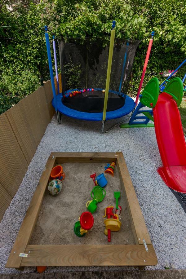 Apartman Nikolic 2 Apartment คาชเตลา ภายนอก รูปภาพ